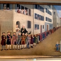 Na fotografiach znajdują się zdjęcia z muzeum miejskiego w Memmingen, święta w szkole dla chłopców.