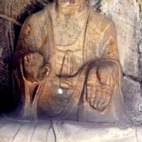 Co ciekawe w tym posągu, lewa ręka Buddy została wyrzeźbiona z sześcioma palcami.