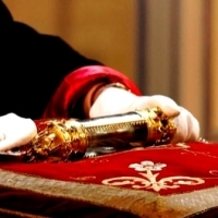 C12 Bazylika Świętej Krwi w Brugii mieści fiolkę zawierającą tkaninę nasączoną rzeczywistą krwią Chrystusa.