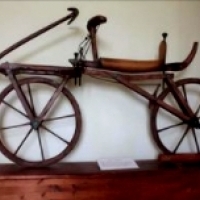 To pierwszy sterowany dwukołowiec wykonany z drewna - innowacja i poprzednik dzisiejszego roweru.