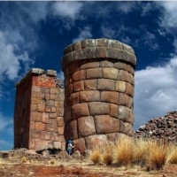 Na odległych ziemiach Peru, w pobliżu jeziora Titicaca, stoją te masywne konstrukcje, znane przez miejscowych jako wieże Chullpa.