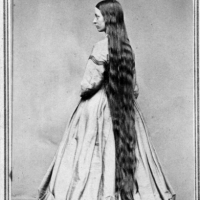 Portret wiktoriańskiej damy z włosami Roszpunki, Anglia, około 1890 r.