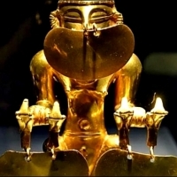 Muzeum Złota w Kolumbii, Bogota. Złote przedmioty pochodzące z 50 roku ne.  Co przedstawiają te artefakty?