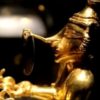 Muzeum Złota w Kolumbii, Bogota. Złote przedmioty pochodzące z 50 roku ne.  Co przedstawiają te artefakty?