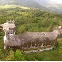 Duży siedmiopiętrowy dom modlitwy w kształcie ptaka, nazywany „Kościołem Kurczaka”.