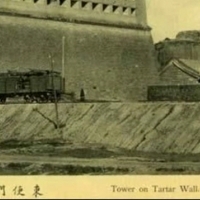 Fortyfikacje miejskie w Pekinie. Od 1911 r mury tartarskie w Pekinie były usuwane.. Na zdjęciu tzw, wieża tatarska . zdjęcie z 1900 r