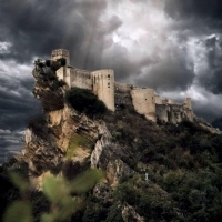 Zamek Roccascalegna to zamek położony w gminie Roccascalegna, w prowincji Chieti w Abruzji.