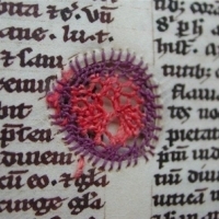 Dziury pergaminowe w rękopisie naprawione haftem, datowane na 1417 rok - obecnie w Bibliotece Uniwersyteckiej w Uppsali, Szwecja.