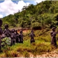 Setki antropomorficznych rzeźb leżą rozrzucone po obszarach lasów deszczowych Recife w Brazylii.