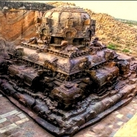 Znana jako Ellora z południa, Vettuvan koil to monolityczna świątynia wyrzeźbiona z twardego granitowego wzgórza.