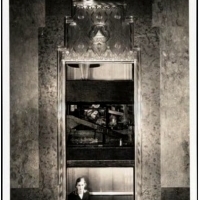 Elisha Otis zainstalowała pierwszą windę osobową w Nowym Jorku na 488 Broadway.