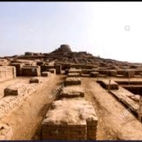 Zainteresowanie Mahenjo-Daro osiągnęło punkt kulminacyjny, gdy możliwe było zbadanie wykopanych ruin z góry.