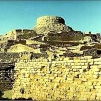 Zainteresowanie Mahenjo-Daro osiągnęło punkt kulminacyjny, gdy możliwe było zbadanie wykopanych ruin z góry.