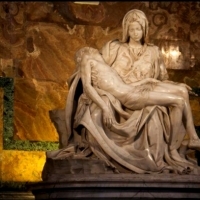 Pietà, która przedstawia Marię kołyszącą ciało Jezusa po ukrzyżowaniu, jest jednym z najbardziej znanych dzieł Michała Anioła.