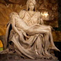 Pietà, która przedstawia Marię kołyszącą ciało Jezusa po ukrzyżowaniu, jest jednym z najbardziej znanych dzieł Michała Anioła.