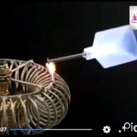 Plazma uwięziona w strzykawce wokół cewki Tesli , które były używane do generowania darmowej energii.