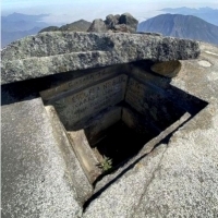 Znaleziona megalityczna pokrywa na szczycie góry znalezionej w andyjskiej wyżynie Cosma w Peru.