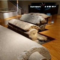 Unikalne, kamienne trumny znalezione w Japonii.
