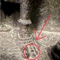 Ten pierścień toe jest noszony parami na drugim palcu obu stóp i jest zwykle wykonany ze srebrnego metalu.