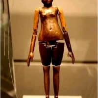 Ta lalka Ivory z II wieku została znaleziona w grobie rzymskiego dziecka.