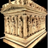 Sarkofag Płaczących Kobiet, datowany na połowę IV wieku, jest najlepszym przykładem grupy zwanej w archeologii „sarkofagami kolumnowymi”.