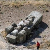 Porzucony u podnóża wzgórza ogromny ponad 70-tonowy posąg z bazaltu.