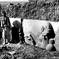 Obraz uważany jest za najstarszą fotografię w historii Iraku podczas odkrycia wejścia do pałacu asyryjskiego króla Sargona II w 1840 roku.