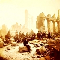 Spadkobiercy siedzący pośród ruin budynków na rogu ulic Perkins i Pearl wkrótce po wielkim pożarze w Bostonie, 1872.