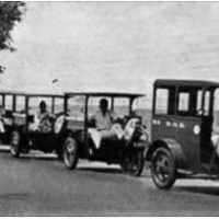W epoce Kolonii holenderskich w Surabaya, Indie, istniał kiedyś biznes produkcji tanich „samochodów” zwanych Demos.