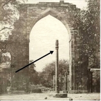 Żelazny filar znajduje się w kompleksie Qutub Minar, Mehrauli, New Delhi, Indie.