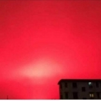 "Fenomen nieba, który nagle zmienił kolor nocy w Chinach na czerwony, wprawił wiele osób w niepokój.