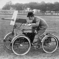 Popularne na przełomie XIX i XX wieku czterokołowce były pojazdami podobnymi do rowerów, napędzanymi przez ludzi lub silniki.