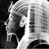 Złota maska ​​faraona Tutenchamona pokazana pod promieniami X.