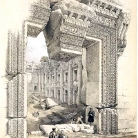 Widok monumentalnych drzwi Świątyni Bachusa w Baalbek.