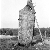 Kamienie runiczne wikingów w Szwecji.