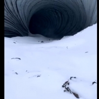 Wejscie do tunelu pod ziemie na Antarktydzie.