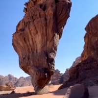 Na skrzyżowaniu trzech dolin na południe od Tabuk znajdują się wyrzeźbione wiatrem kolumny z piaskowca.