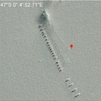 Kompleks znajduje się w niedalekiej odległości od gór na płaskim płaskowyżu na Antarktydzie.