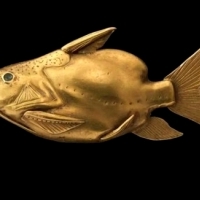 Ten złoty wisiorek, wykonany w latach 1878-1749 pne, przedstawia pływającego suma.