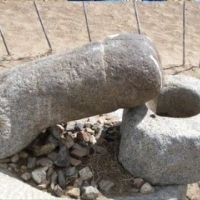 Skała Charkhorin to posąg penisa wzniesiony na platformie na stepie.