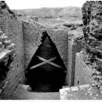 Grobowiec "Death PIT", to grobowiec sumeryjskiej królowej Pawabe (2600 pne) w Ur w Iraku.