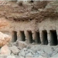 Pojawienie się stanowiska archeologicznego Talbis po niskim poziomie rzeki Eufrat w mieście Anah, gubernatorstwo Anbar w Iraku.