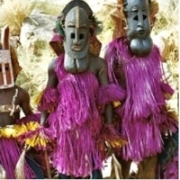 Lud Dogonów czy plemię Dogonów, żyje w centrum Republiki Mali, kraju położonego między Mauretanią, Algierią i Nigrem.