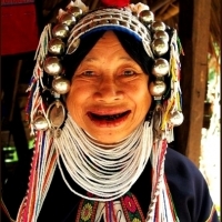 Kobieta Akha z Myanmaru z pomalowanymi na czarno zębami.