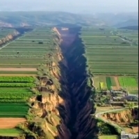 Uskok tektoniczny w San Andreas.