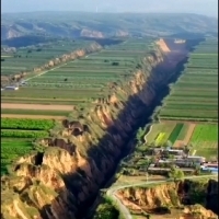 Uskok tektoniczny w San Andreas.