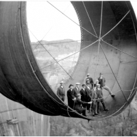 1935. Urzędnicy jadą na jednej z rur zastawek z niebawem ukończonej tamy Hoovera.