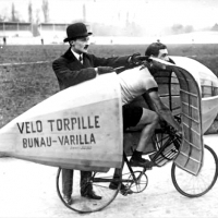 Francuski inżynier Etienne Bunau-Varilla trzyma rowerzystę Marcela Bertheta na „Velo Torpille” Bunau-Varilli (Torpedo Bike).