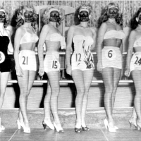 Te dziewczyny są zwycięzcami konkursu wstępnego na posiadaczkę najpiękniejszych nóg w Ocean Park w Kalifornii 27 lipca 1948 roku.