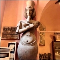 Kolosalna Statua Nefertiti (?)